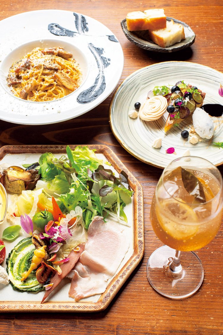 フルコース2700円とコクサギのジュース650円。カルボナーラは、大分県産の竹炭とペコリーノロマーノチーズのソースが味のアクセントに。