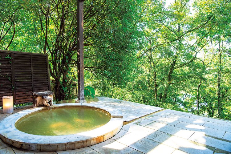 貸切風呂は写真の露天風呂「風」のほか、全部で5カ所。15:30～翌9:30のいつでも自由に利用できる。