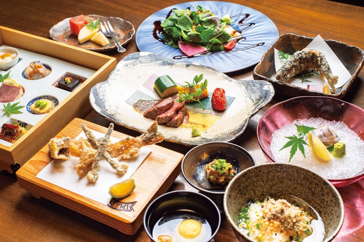 夕食は湧水で養殖されたエノハ料理を中心に豊後牛の焼き物や鴨味噌など、山の幸が味わえる。