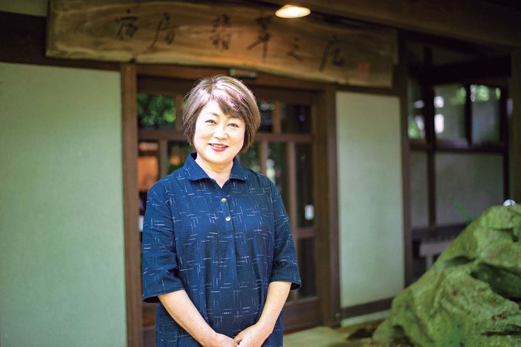 女将の首藤恵美子さん。「高濃度の炭酸泉のにごり湯をぜひ！」。