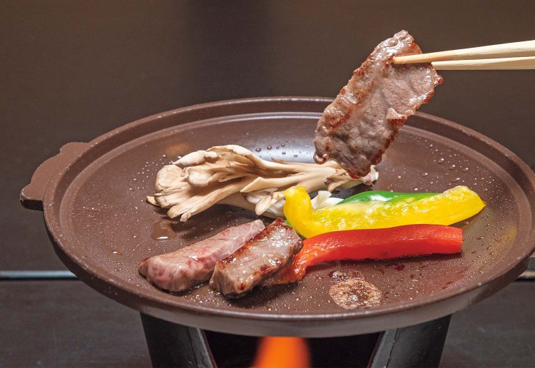 この日の夕食から。「新潟県産和牛ステーキ」。薬味はながも（海藻）のバルサミコソース、わさび、寺泊の塩の3種。