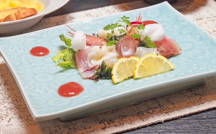 泡醤油がのった「海鮮サラダ仕立て」。