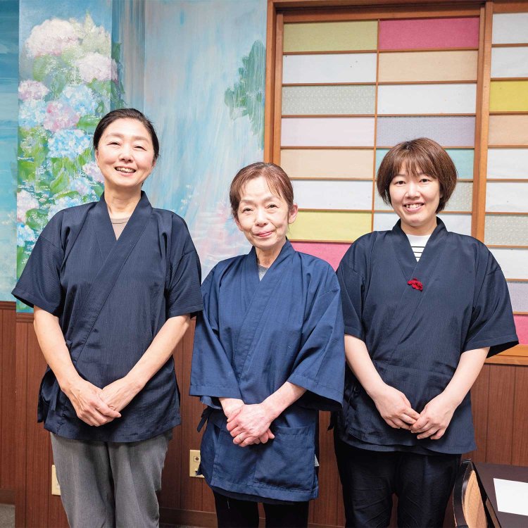 左から女将の夫の妹・藤田光恵さん、女将の右近弘美さん、女将の長女・右近菜芳さん。