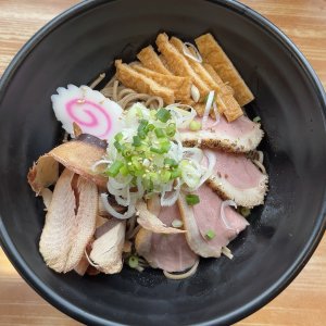 新高島平で鴨肉と厚削り節がたっぷりの“あえそば”が話題！『TGS622』が目指す新しい立ち食いそばのあり方