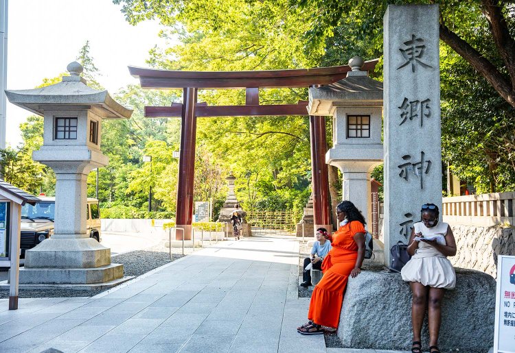 東郷平八郎命を祀（まつ）る東郷神社の表参道と神池。原宿の中心とは思えない、癒やしの別天地だ。