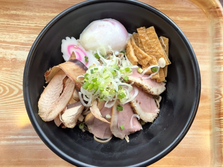 あえそば550円に紅い温玉130円をトッピング。