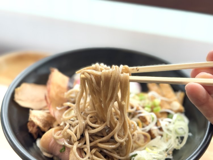 あえそばとぶっかけそばは冷凍麺を使用。かけそばはゆで麺。