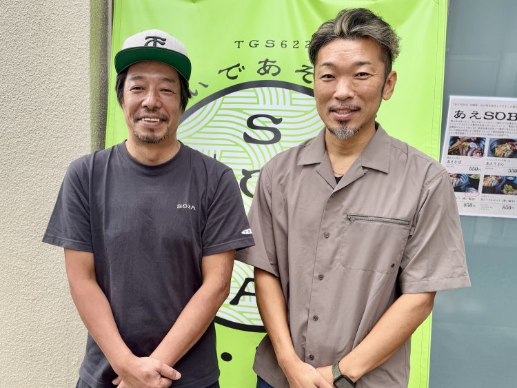 左が店長の矢口英治さん。右がこの店の経営元である「キムラ工業（株）」広報担当の大室毅さん。