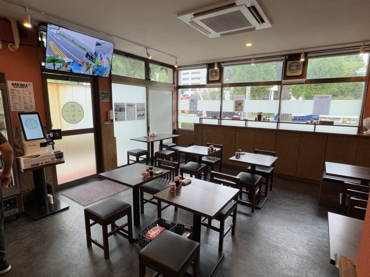 店内はテーブル席のほか、窓際に立食いカウンターがある。