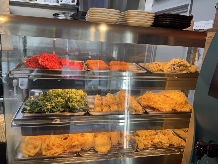 天ぷらもかき揚げ、春菊、紅しょうが、えのきなど各種、そろっている。