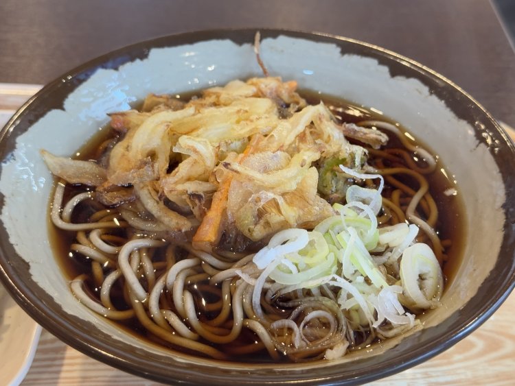 かけそば420円。かき揚げ130円。安めな価格設定。