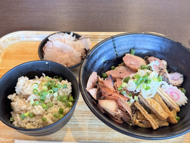 お得なあえSOBAセット850円。出汁ご飯と好みのトッピング1品がつく。これは本枯れ花かつおをセレクト。