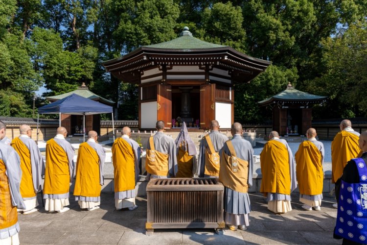 13日の7時から行われる「臨滅度時法要」では、日蓮聖人の遺徳を偲んで鐘が打ち鳴らされる。