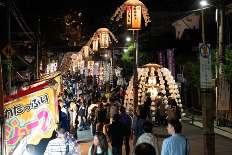 本門寺まで続く参道には屋台がズラリと並び、食べ歩きも楽しめる。