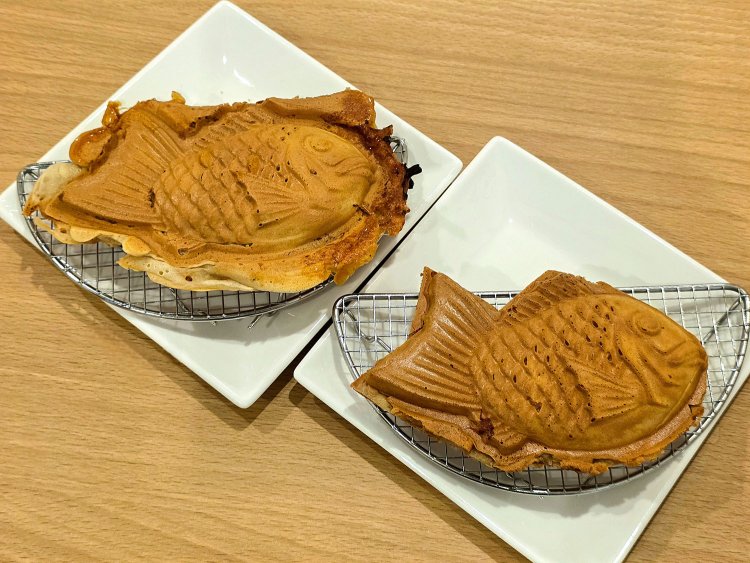 ハニーチーズ＆チョリソー450円、濃厚カスタード鯛焼き350円。※イートインは別途要ドリンクオーダー。