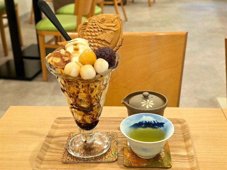 DXたい焼きパフェセット（伊勢茶付）1500円。