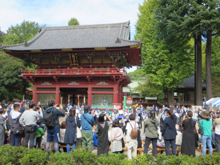 根津神社の楼門前では地元団体によるパフォーマンスを楽しめる。