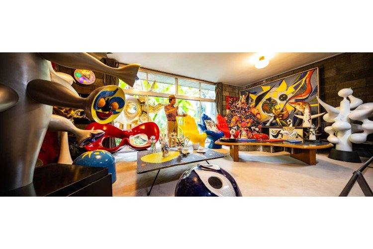 打ち合わせに使われたサロンも作品だらけ。本人からかたどったマネキンは季節ごとにお着替えする。