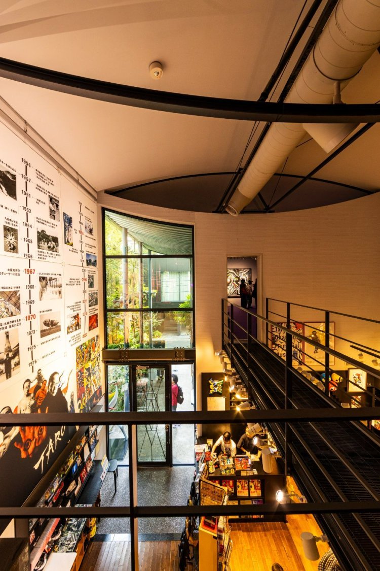 吹き抜けの壁には年表。空中の橋の先は第2展示室だ。