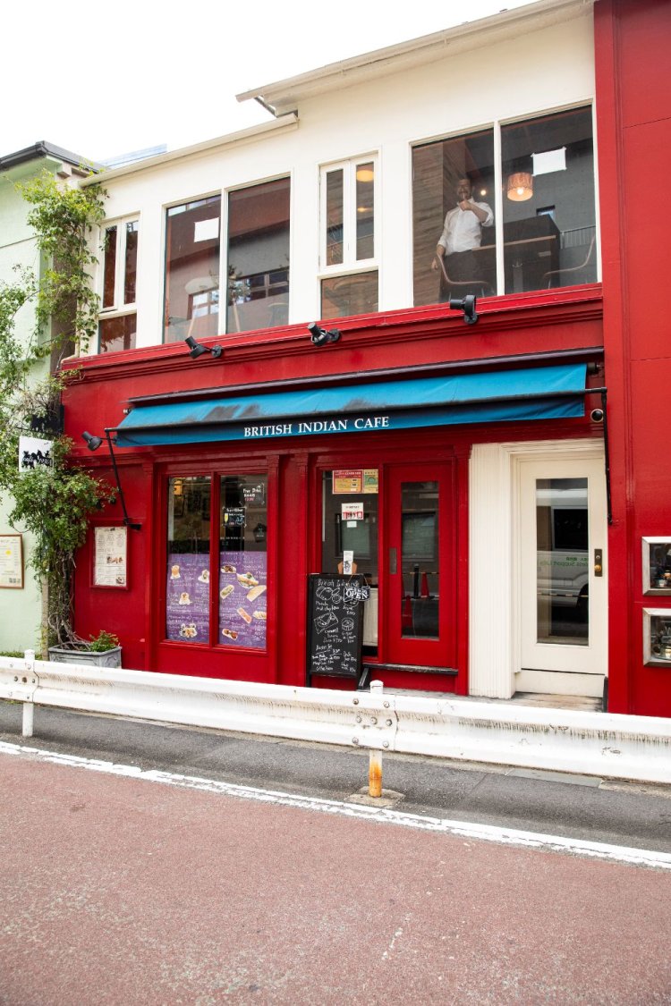 赤と白の外壁が目を引く。