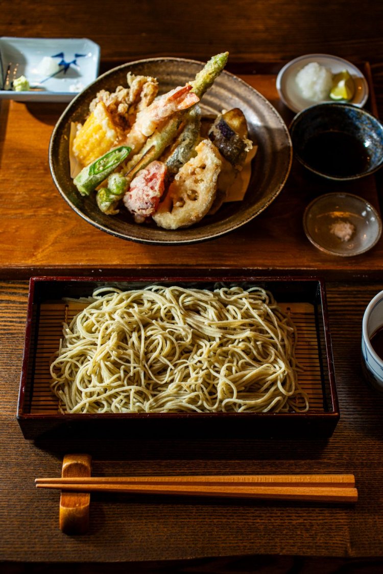 天ぷら（海老付き）ともり蕎麦4840円。この日のソバは群馬の赤城高原産。