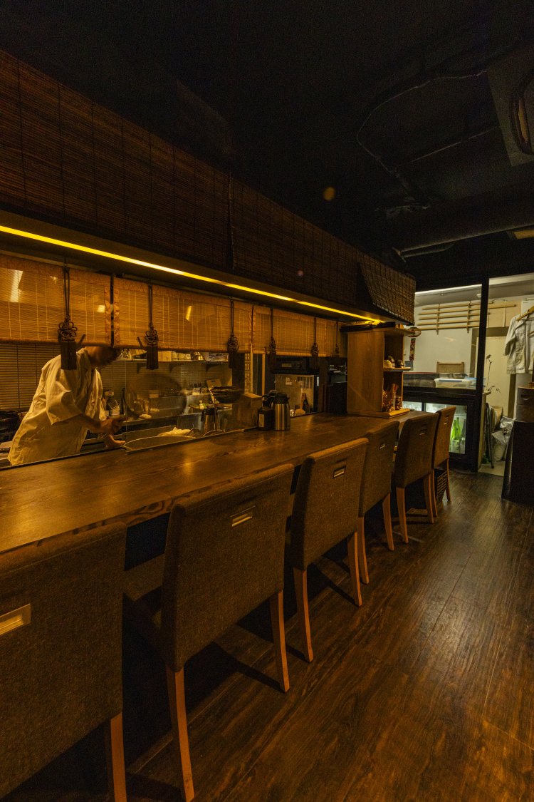 2023年に開店。薄暗く落ち着いた店内は12席。