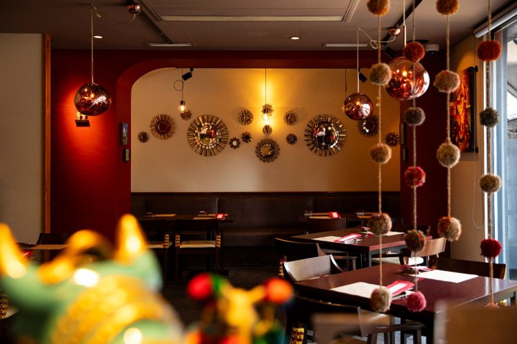 開店は2020年。店内には現地の民芸品やオーナー手作りの品が飾られる。