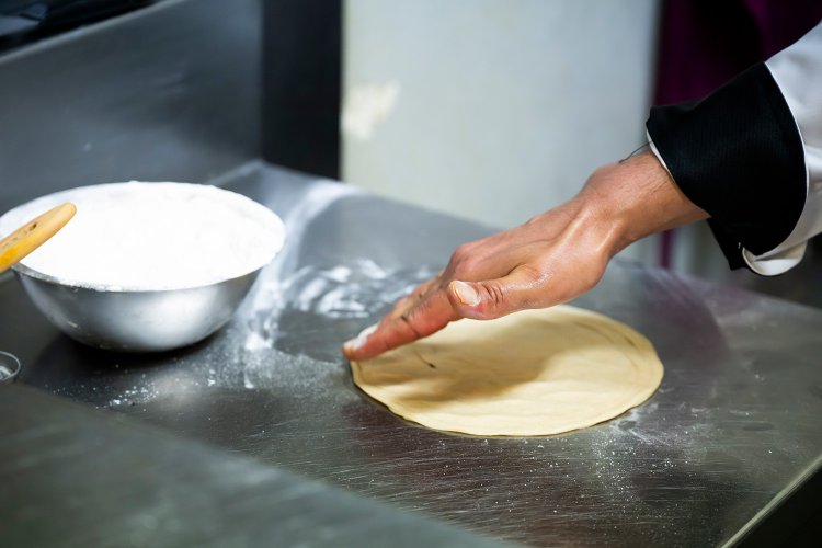 パロタを手際よく整形していく。