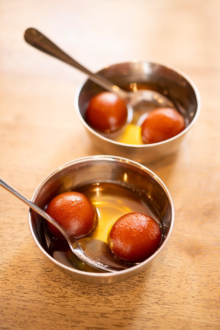 世界で最も甘いとも言われるスイーツ、グラブジャムンは牛乳や小麦粉でできた生地を揚げてシロップに浸したもの、2個500円。