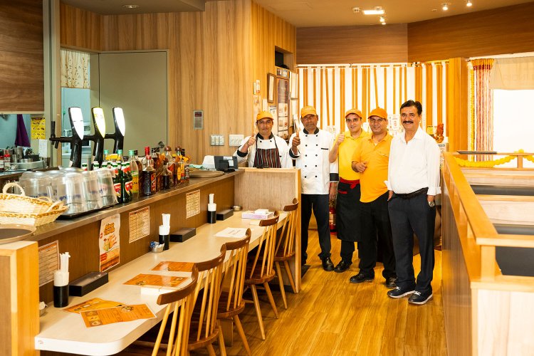 社長のラナ・ビシャン・シンさん（右端）とスタッフたち。シェフは南インド出身だ。