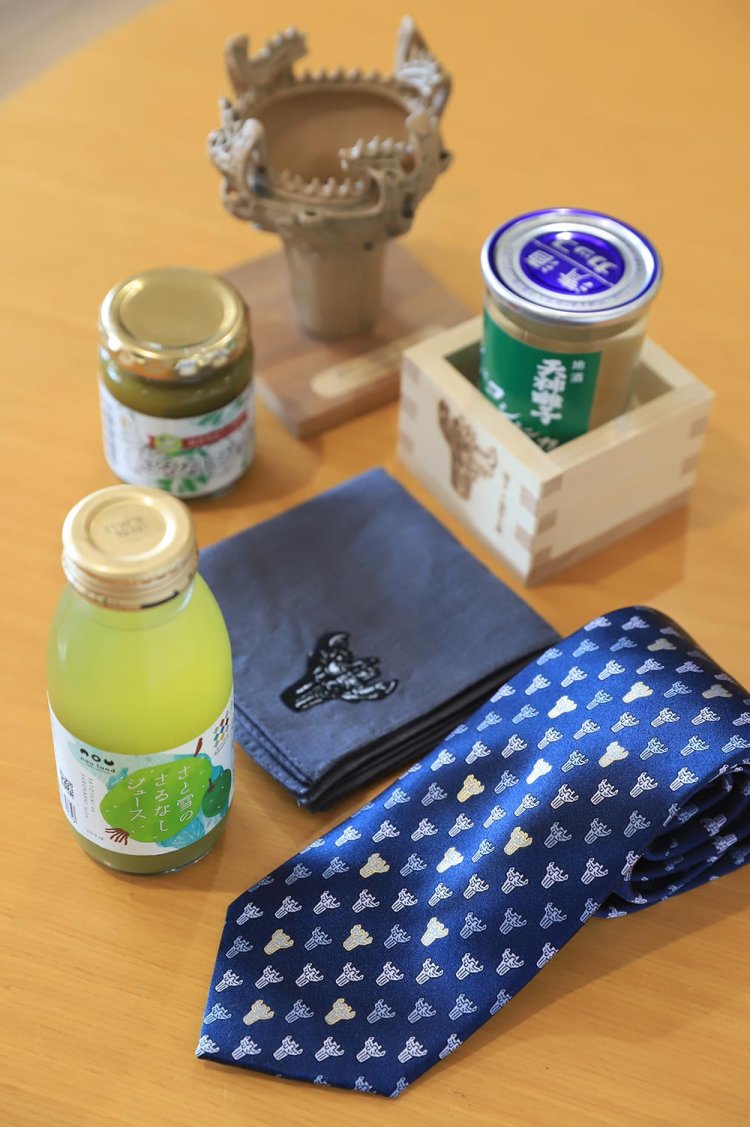 十日町駅西口の『Tocco（トッコ）』では、市で出土した火焔型（かえんがた）土器をモチーフとしたグッズや地産果実・さるなしの加工品などを販売。