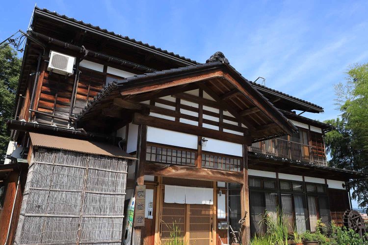 『十日町ふれあいの宿交流館』は、軒を伸ばし豪雪から建物を守るせがい造りの民家を改装。カフェ営業も。