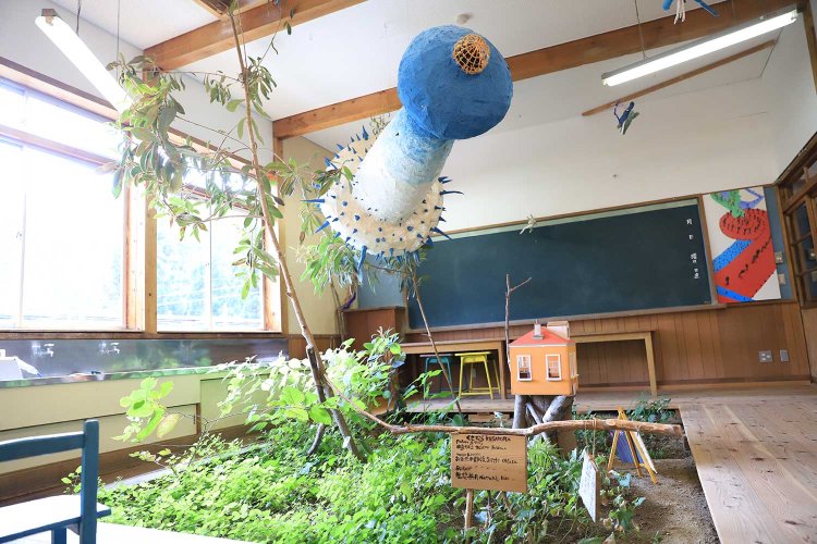 『鉢&田島征三 絵本と木の実の美術館』の展示の一つ「くさむらの部屋」。