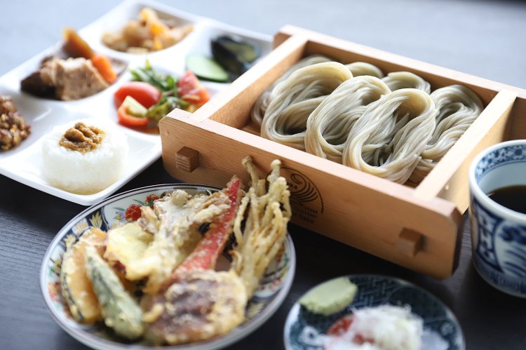 『そばの郷 Abuzaka』のビュッフェランチ。