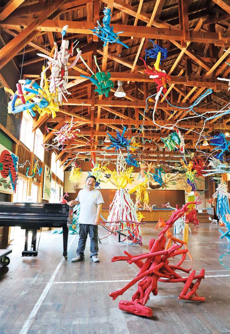 「体育館や教室で作品を展示。このピアノは開校時のものです」とスタッフの尾身さん。