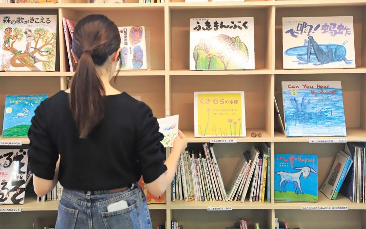 田島征三さんの本やグッズを販売するほか、カフェも併設。