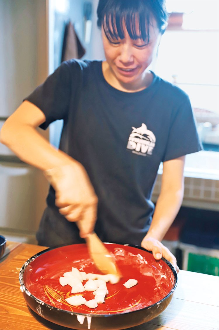 彩色に使う赤は健康、黄は財力、緑は人徳の意味がある。最初に米粉を練る。