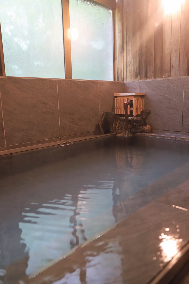 塩分が濃く浮遊感のある湯をかけ流し。