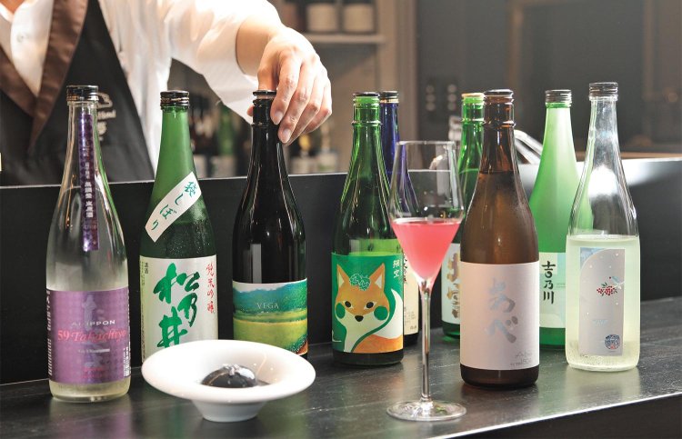 ピンクが美しい日本酒カクテルのぽん茶スパークリングもカウンターで提供。簡単な酒肴もある。