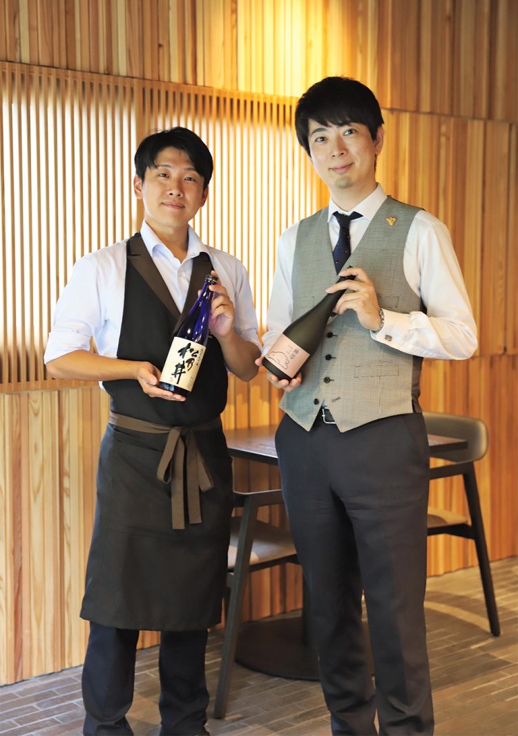 「客室にはシモンズのベッドとテンピュールの枕を使用しています」と山岸さん（右）、スタッフの南雲聖広さん。