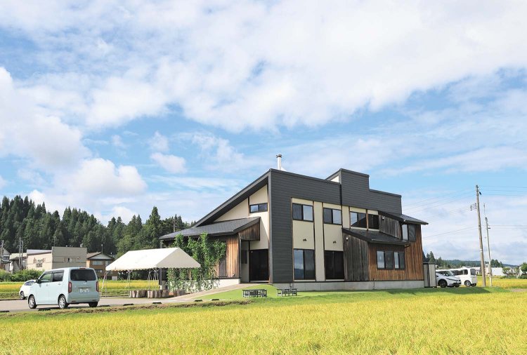 田園風景の中に立つ。