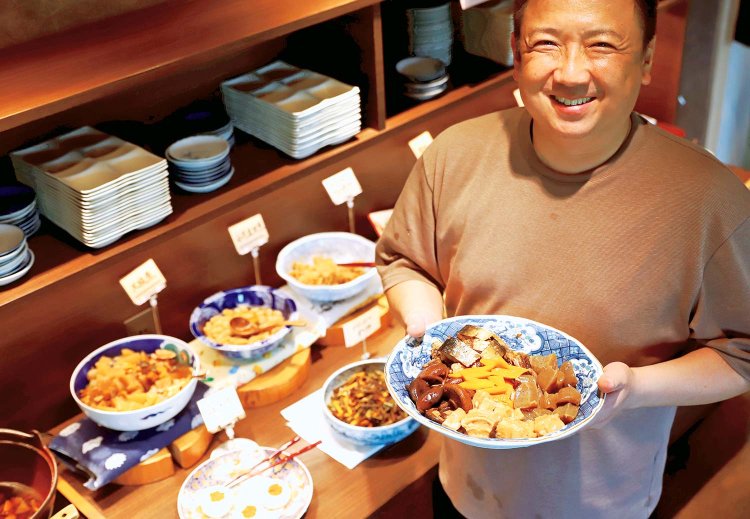 「ビュッフェのメインは自社栽培で香り高いそば･とよむすめで打つへぎそばか、うどんから選べます」と料理長の広田裕さん。