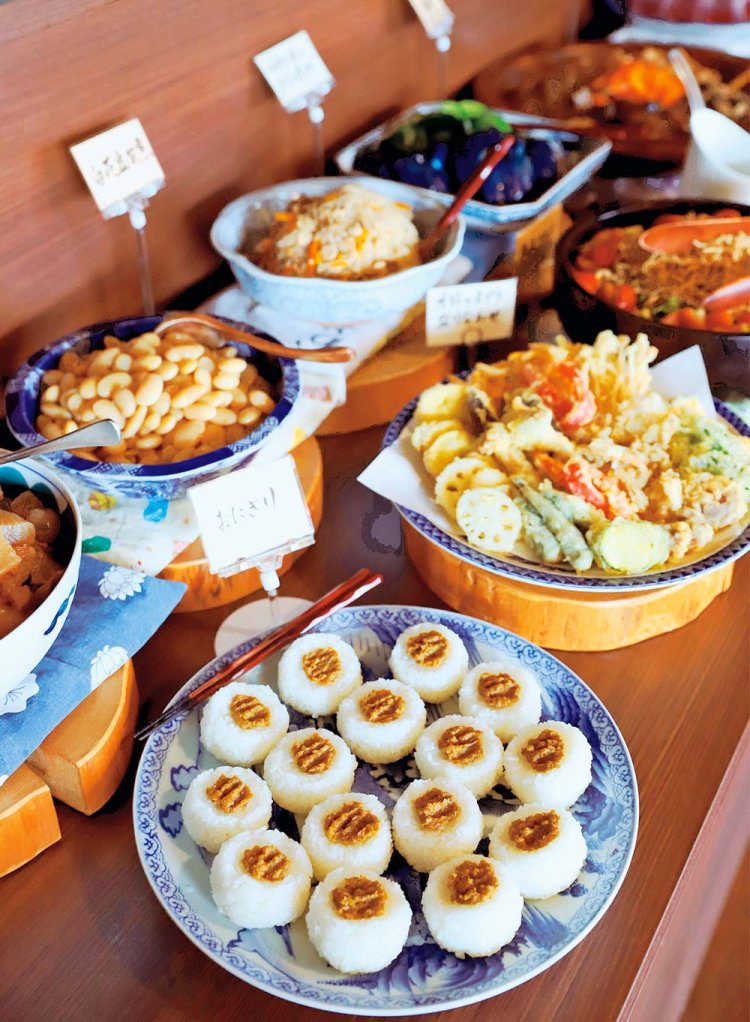 ビュッフェの定番、おにぎりで新米のうまさを堪能。