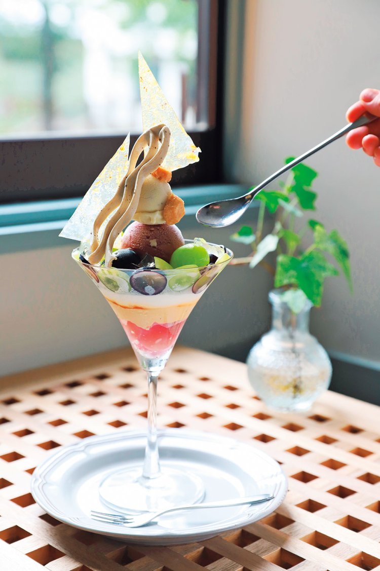 秋は塩味のあるブルーチーズのアイスとシャインマスカットなど3種のブドウの甘さが抜群に合う、ぶどうのパフェ1900円が登場（パフェは＋飲み物の注文が必要）。