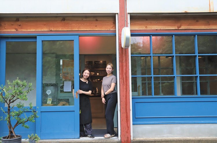 姉妹は土市（どいち）出身。中島あす香さん（左）・美里さん。