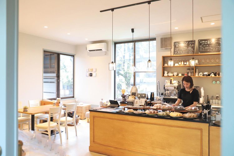 1階がカフェ、2階がヨガスタジオ。