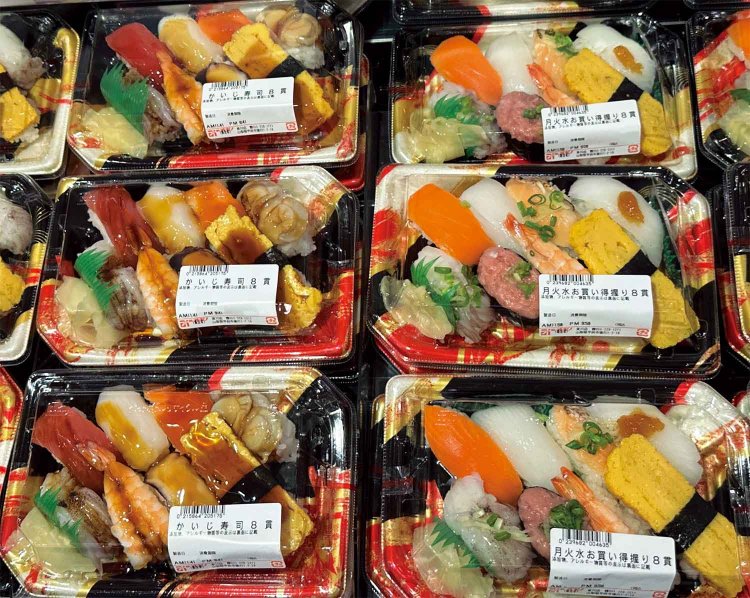 これが『オギノ』の握り寿司コーナー。左の列が甲府特有の甘いタレの「かいじ寿司」。