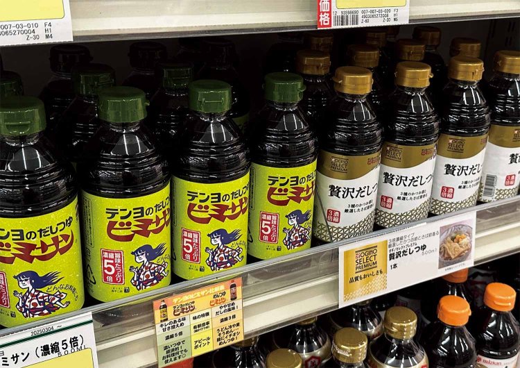 テンヨのだしつゆ「ビミサン」と『オギノ』の「贅沢だしつゆ」が並ぶ棚。