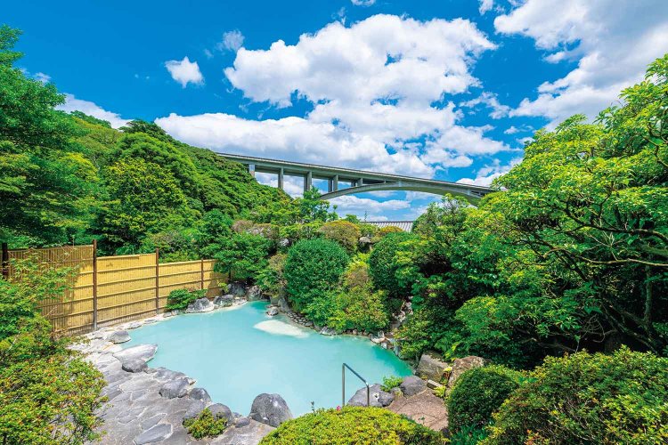 日によって白濁やミルキーブルーに変わる神秘の湯。こちらは男性用露天風呂（写真＝岡本屋）。