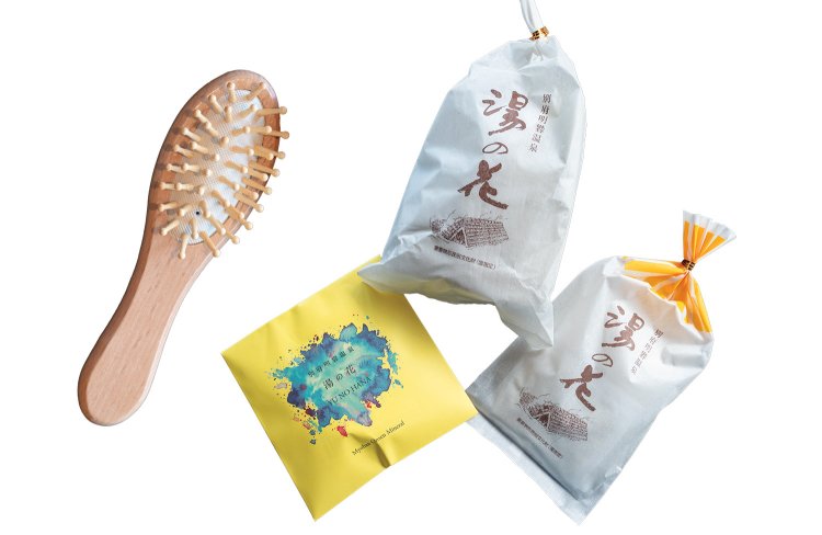 アメニティーには竹製のブラシを採用している。「明礬・湯の花」はパッケージが素敵でお土産にぴったり。